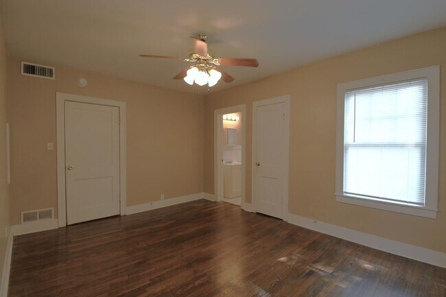 Building Photo - 502 S Fannin Ave