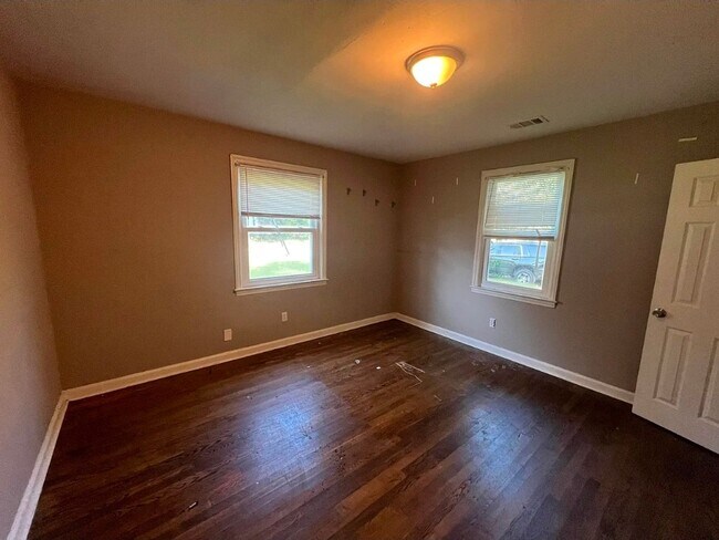 Building Photo - Charming Home with Front & Rear Porches overlooking large yard!!