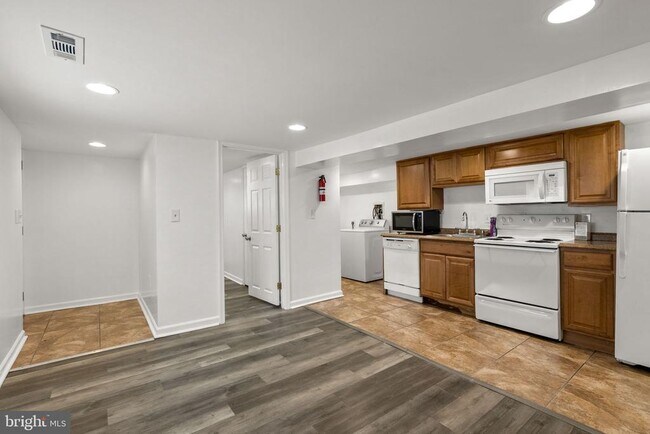 Building Photo - 141 Uhland Terrace NE