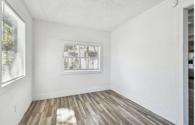 Building Photo - Housing Voucher Accepted: Charming 4-Bedroom Home in Saint Petersburg