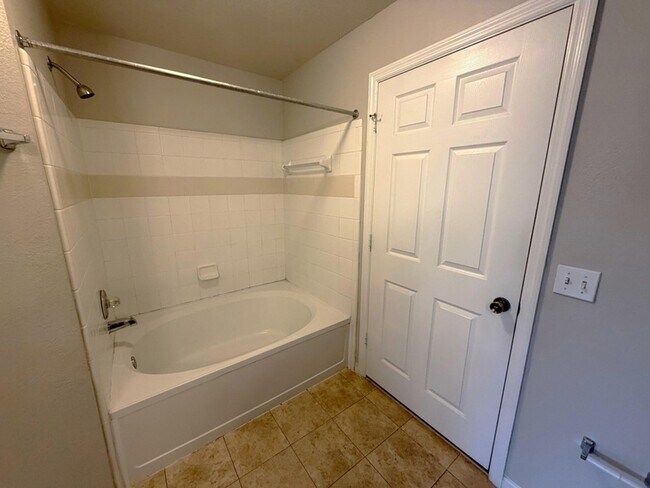 Building Photo - 2801 Chancellorsville Dr