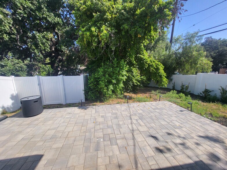 Building Photo - 409 N Rancho Rd