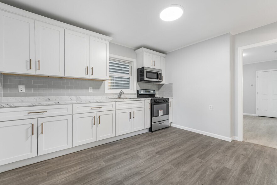 Sideview of Kitchen - 20 Michigan Ave