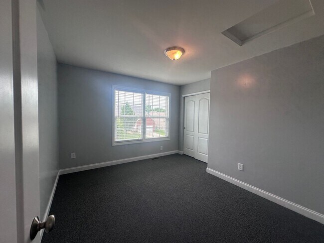 Building Photo - Bannon Crossings 3 bed, 2.5 half bath house with basement