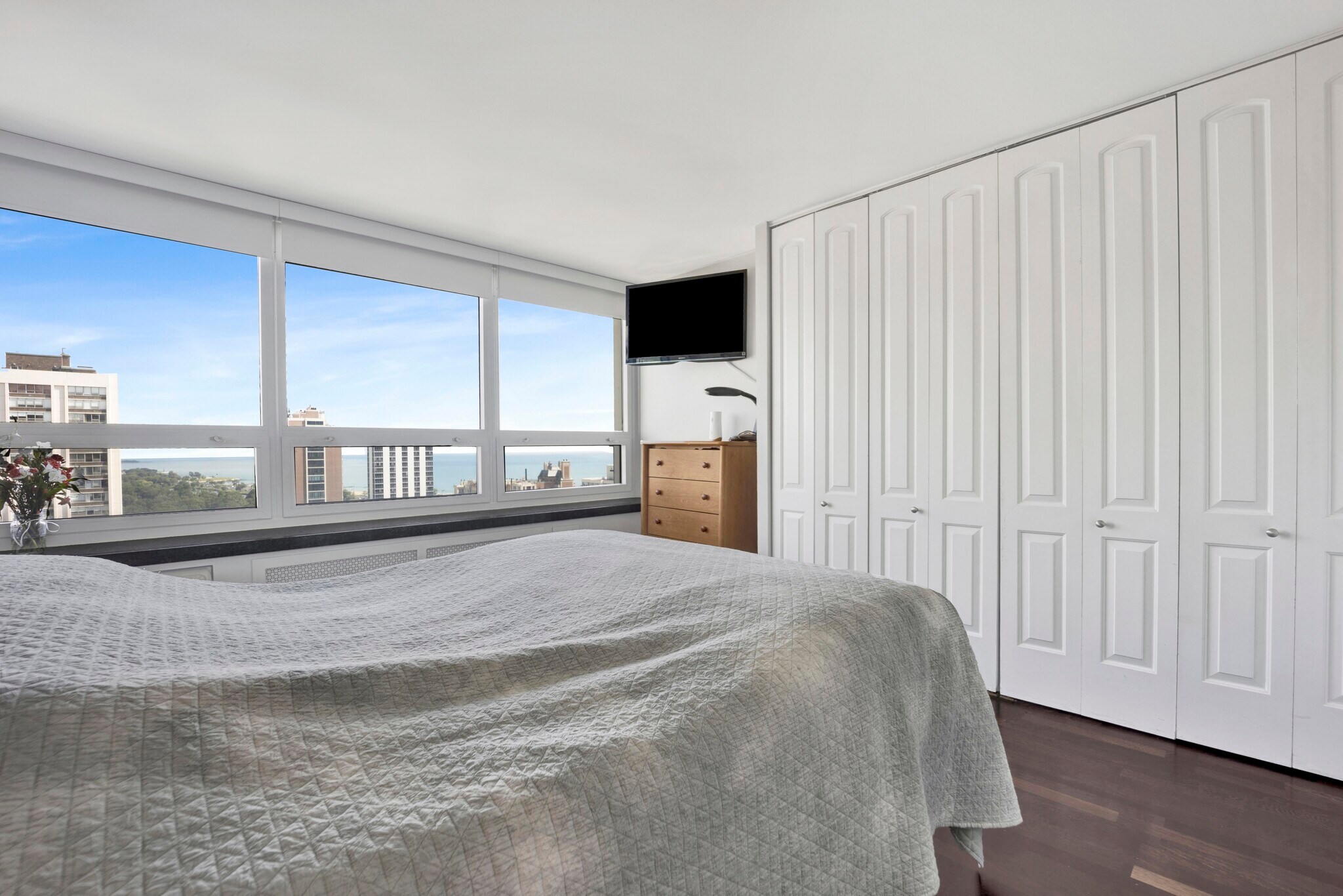 Unit Bedroom - 88 W Schiller St