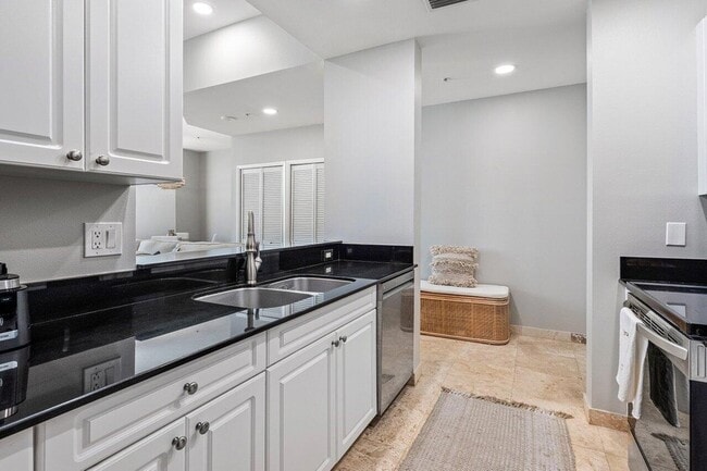 Building Photo - 255 Evernia St