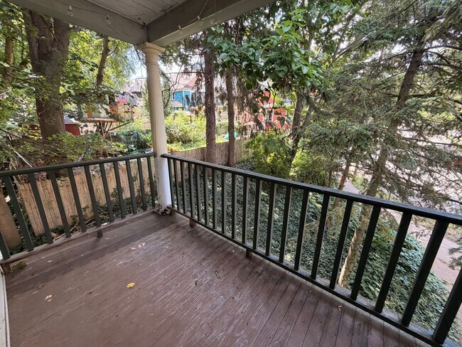 Building Photo - Upper 2 Bedroom Apartment!