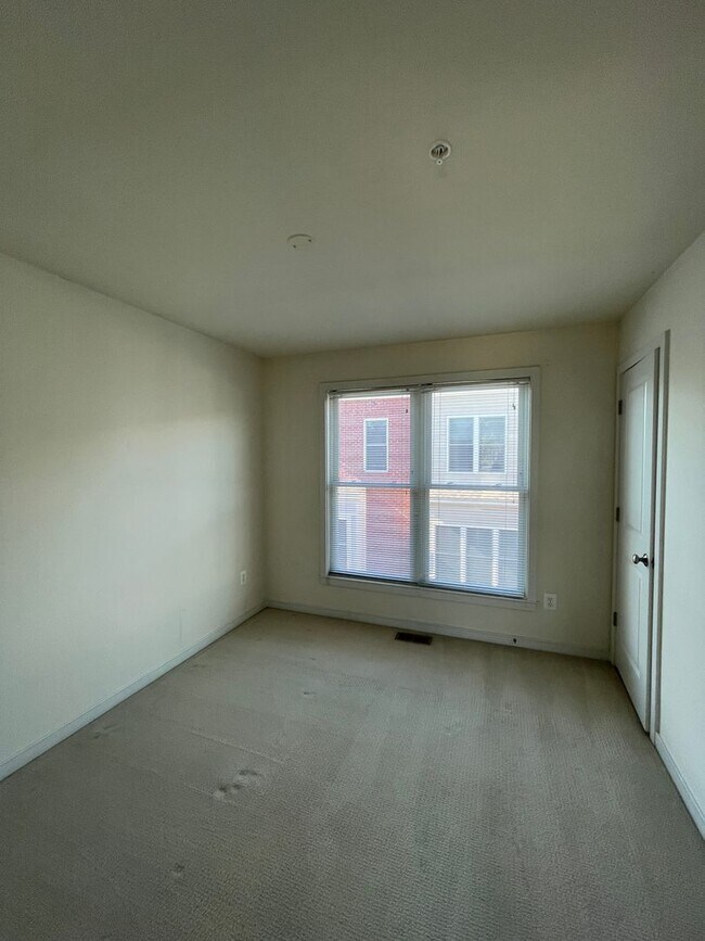 Building Photo - Lovely 3 BR/3.5 BA Townhome in Brookline!