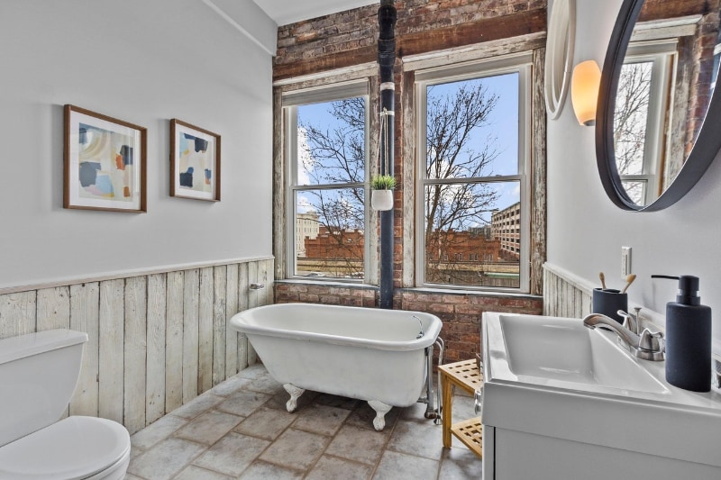 Building Photo - 323 W Main St