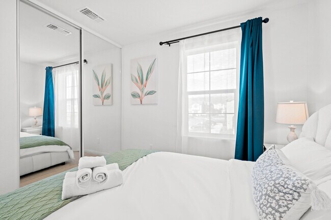 Building Photo - Fully Furnished with appliances Ontario Townhouse