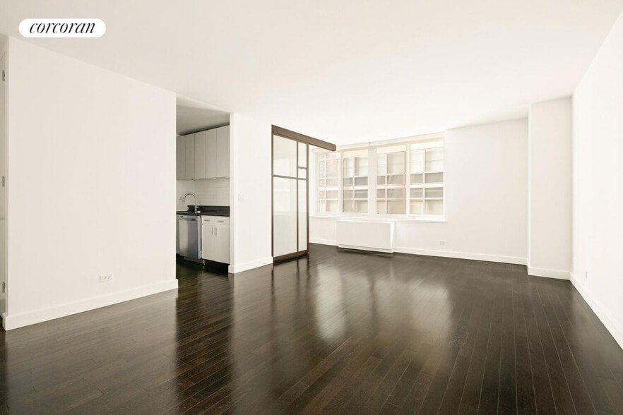 Primary Photo - 161 W 61st St