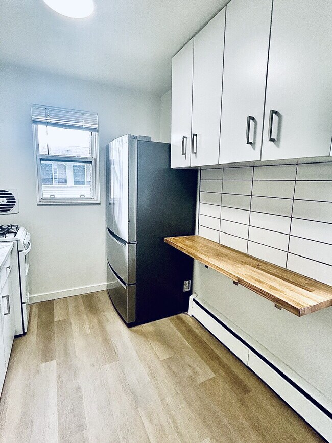 Building Photo - Available Now!  Fully renovated 1 bedroom ...