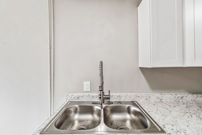 Building Photo - Newly Remodeled Downtown Studio!