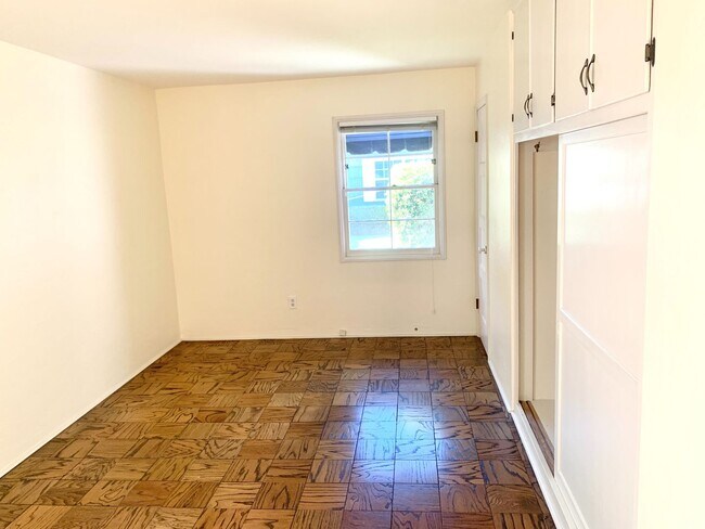 Building Photo - 140 G Ave
