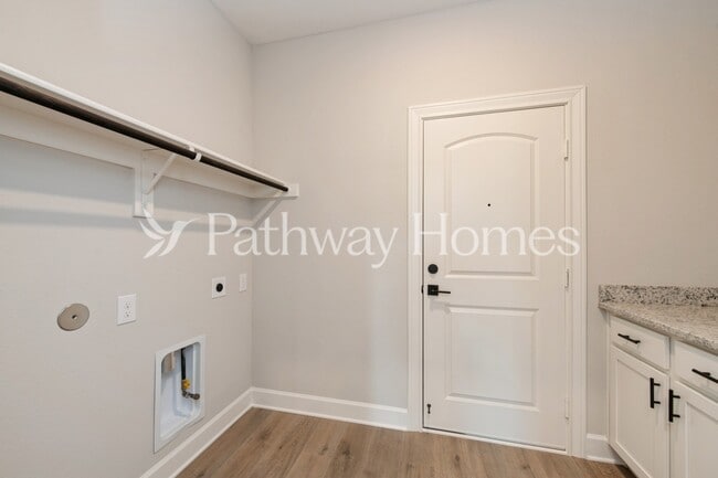 Building Photo - 623 Brookside Dr