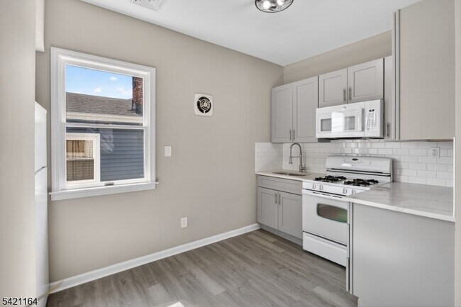 Building Photo - 378 Grand St