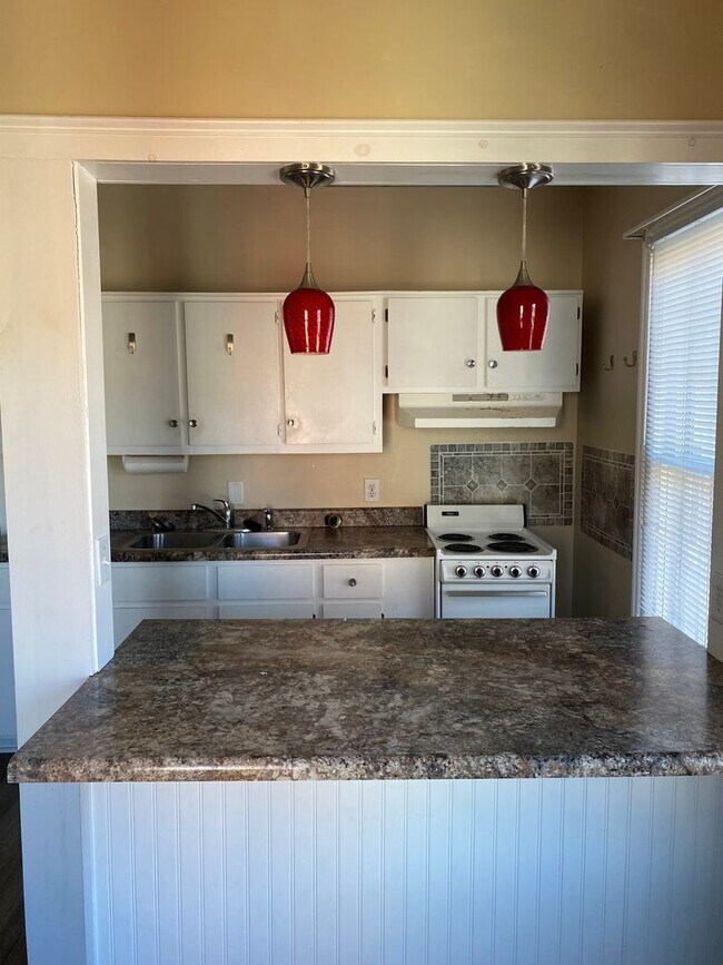 Building Photo - 401 N Augusta St