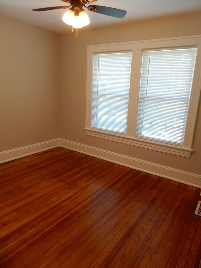 Building Photo - Grandin Court Foursquare convenient to SW ...