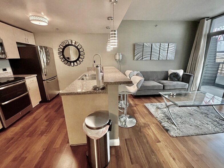 Building Photo - 425 W Beech St