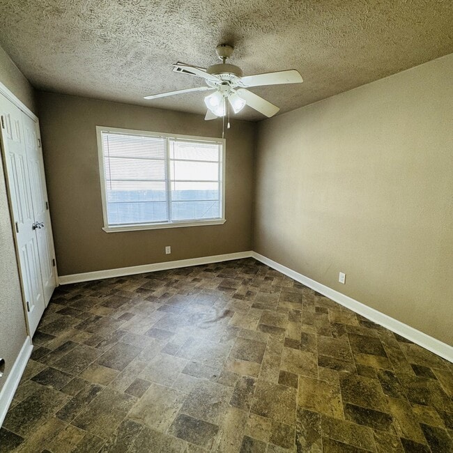 Building Photo - 5569 Sonnier Ln