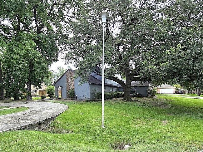Building Photo - 560 Brandon Rd