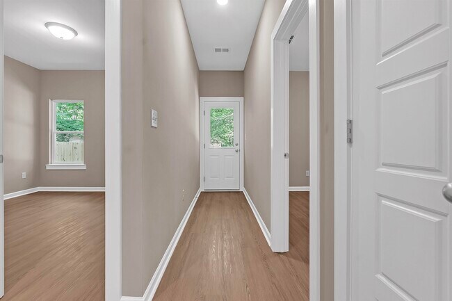 Building Photo - 557 Lundee St