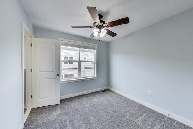 Building Photo - NICE 3BD/3.5BA luxury 4-level townhouse in ROCKVILLE!