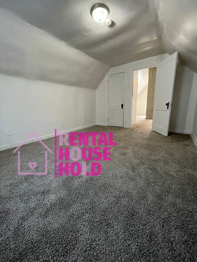 Building Photo - ~ 3 BEDROOM 1 BATH FREE PRE-SCREEN