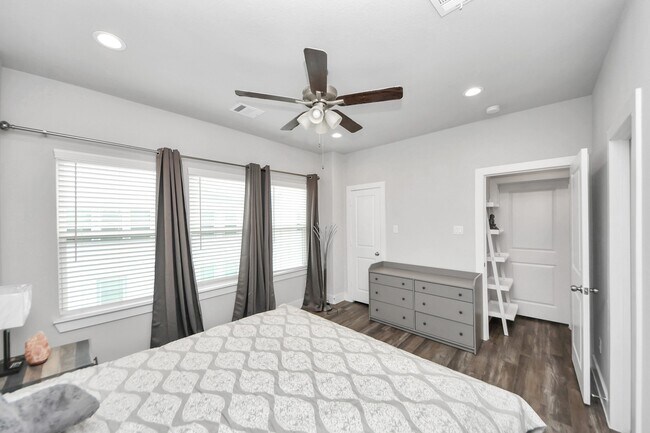 Building Photo - 1743 Cove Cres Ct