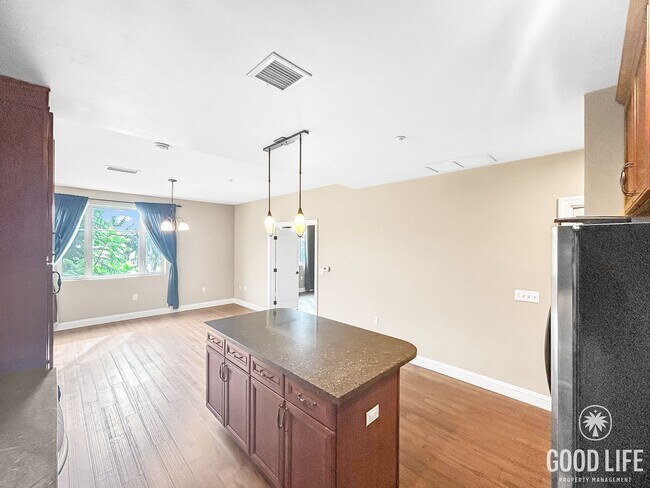 Building Photo - Stunning 2B/2BA Upgraded Condo w/ 2 Parkin...