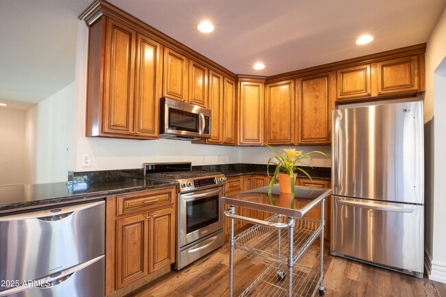 Building Photo - 2532 E Highland Ave