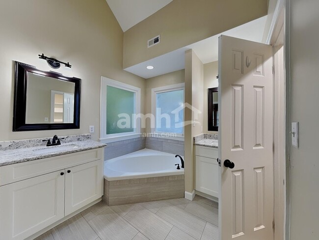 Building Photo - 901 Birkdale Dr