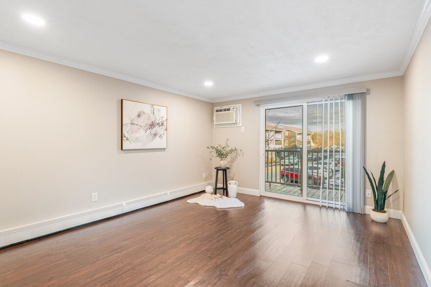 Building Photo - 10 Woodcrest Ct