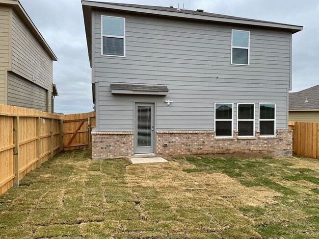Building Photo - Prize-Winning Special! | $500 Move-In Credit on a 4-Bed, 2.5-Bath Home in Saint Hedwig