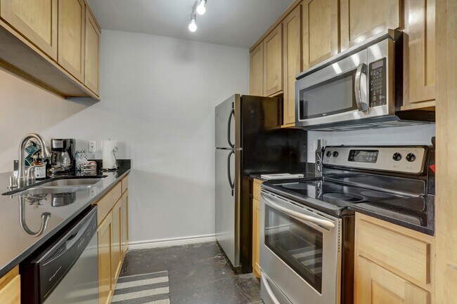 Building Photo - 2450 Ashdale Dr