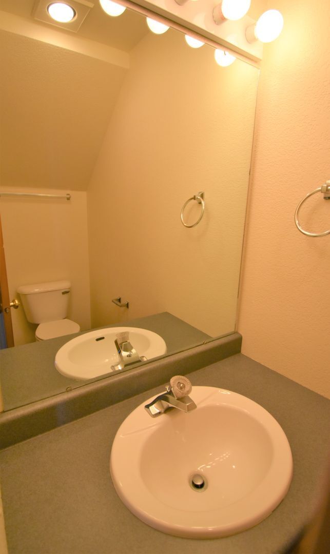 Building Photo - Townhouse style 2bed 1.5bath with attached...