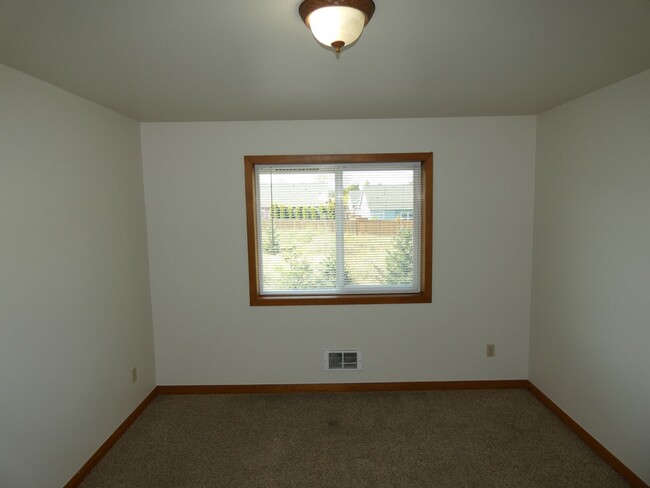 Building Photo - APPLICATION PENDING - Quiet living close t...