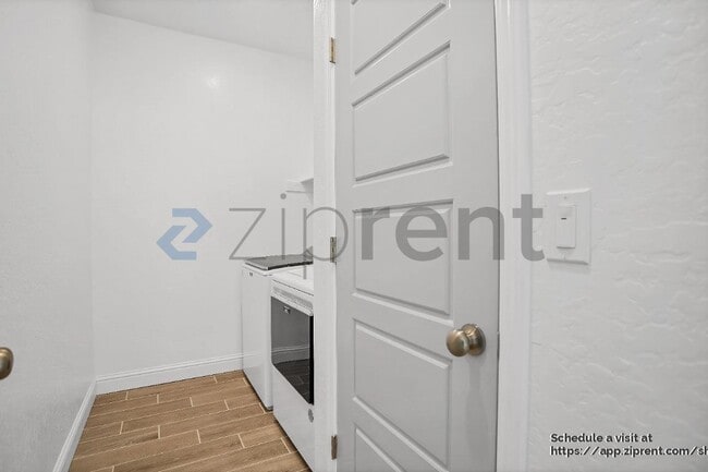 Building Photo - 823 Blue Oak Lane W