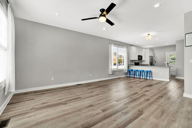 Building Photo - 100 E Maple St