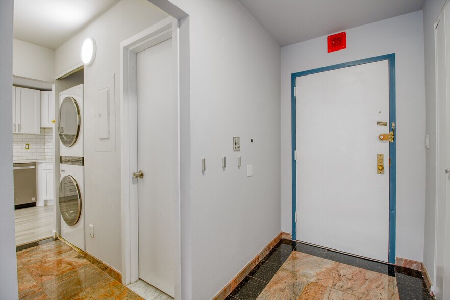 Building Photo - 1055 River Rd