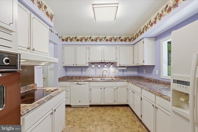 Building Photo - 45320 Barefoot Dr