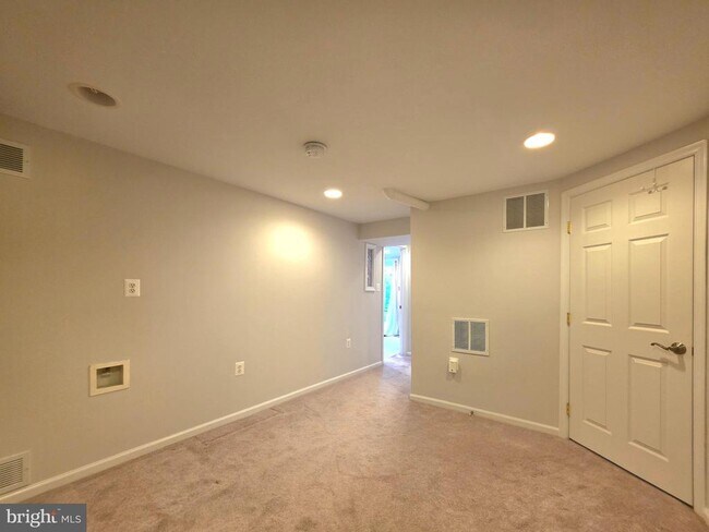 Building Photo - 10930 Howland Dr