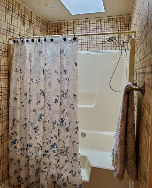 Upstairs Full Bath - 146 Woodfield Pl