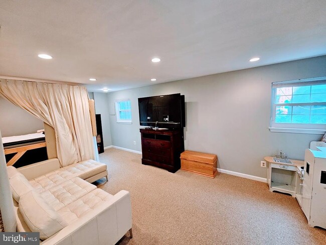 Building Photo - 18 Hopton Ct