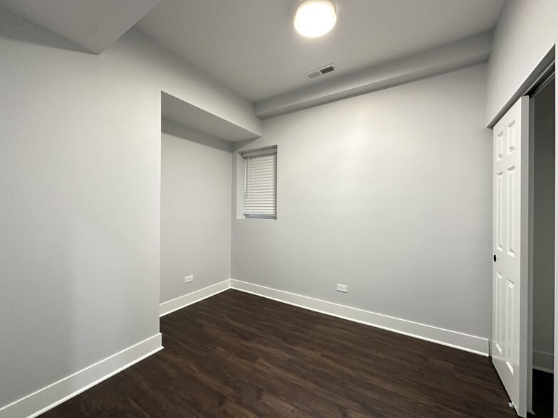 Building Photo - 2171 W Wilson Ave