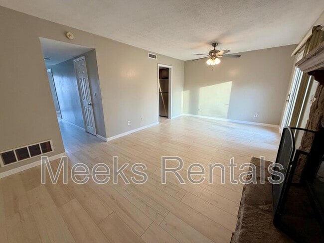 Building Photo - 205 Fairway Gardens Dr