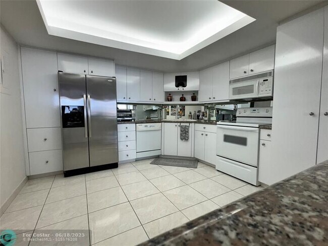 Building Photo - 2100 S Ocean Ln