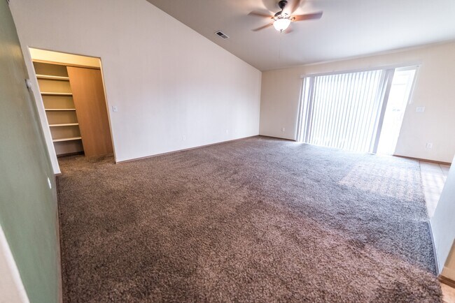 Building Photo - 4 Bedroom 2 Bath Home for Rent