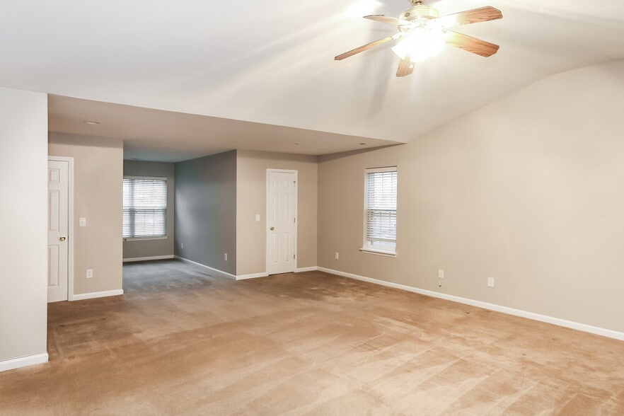 Building Photo - 5112 Kiev Dr