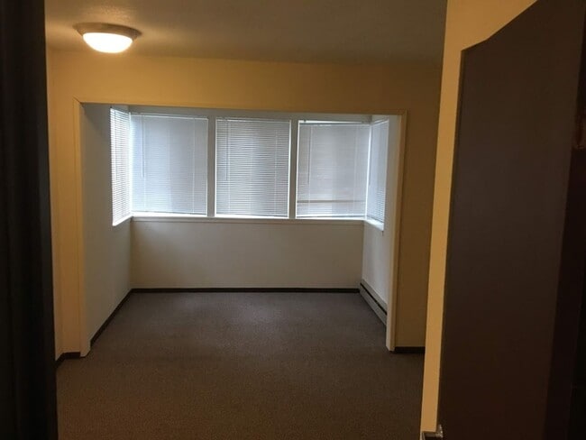 Building Photo - Beautiful 2 Bedroom, 2.5Bathroom Duplex Located Near Amazon Park